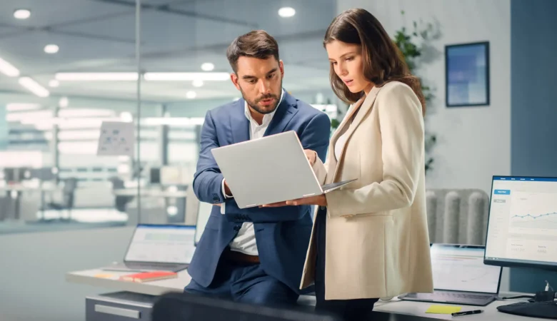 Assistant administratif salaire 2025 : rémunérations, évolution et conseils